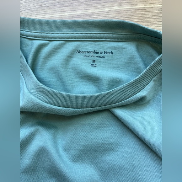 Abercrombie & Fitch Relaxed Fit Crew Neck T Shirt - Picture 3 of 4